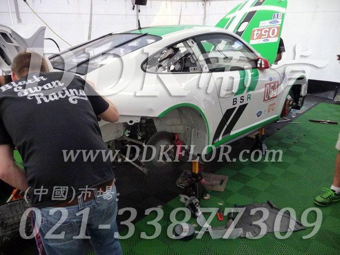 20綠色定制款賽車維修間地面拼裝地板樣板圖片,帝肯(DDK)_8100_6008（賽車P房帳篷地板）效果圖，帳篷地膠