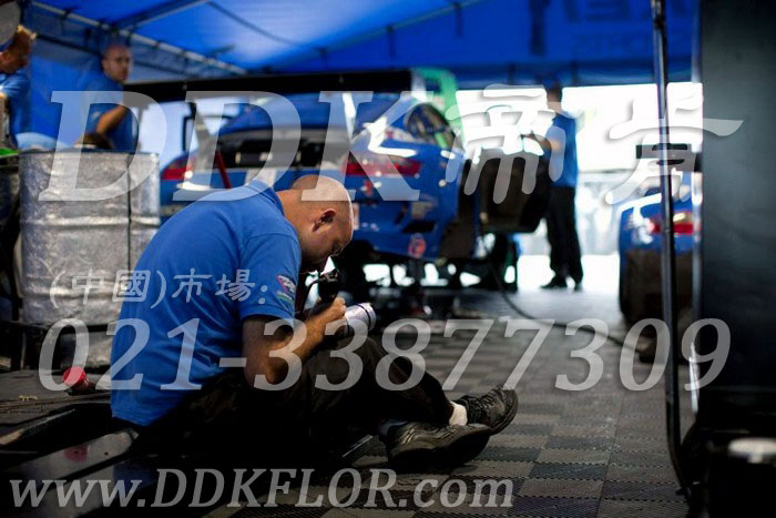 17快拼式灰色耐油防滑維修間地板樣板圖片,帝肯(DDK)_8100_6008（賽車P房帳篷地板）效果圖，帳篷地膠