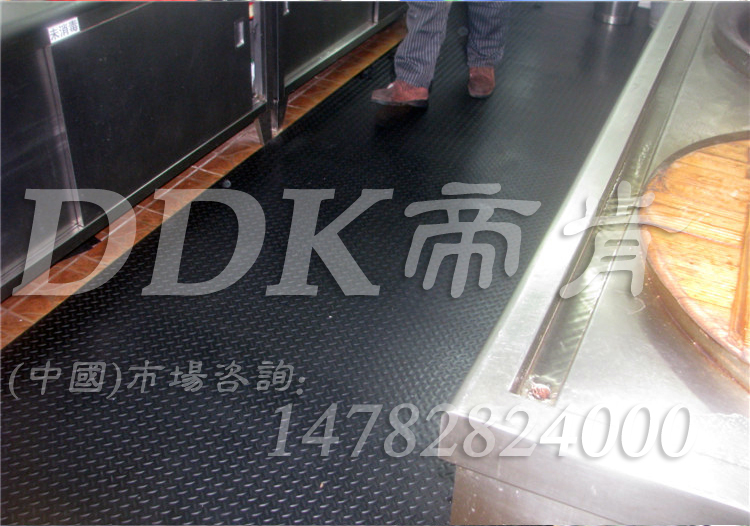 【地磚防滑用地毯】黑色人字形鐵板紋防滑走道地毯樣板圖片,帝肯(DDK)_HD220_6S（柳葉紋地毯|綠色_黑色）效果圖，pvc防滑卷材,pvc防滑地毯,pvc防滑地膠,過道防滑墊,防滑塑料毯,防滑地毯,防滑卷材,防滑毯