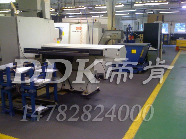 【車間機(jī)床防滑地板_灰色】提供車間用機(jī)床防滑灰色地板定制生產(chǎn)定制生產(chǎn)樣板圖片,帝肯(DDK)_2000_9979(工業(yè)廠房車間地面材料)效果圖 【車間機(jī)床防滑地板_灰色】提供車間用機(jī)床防滑灰色地板定制生產(chǎn)定制生產(chǎn)樣板圖片,帝肯(DDK)_2000_9979(工業(yè)廠房車間地面材料)效果圖,工廠車間地膠,車間塑膠地板,車間橡膠地板,車間地貼,車間地面膠皮,車間pvc地板,車間防砸地板,車間用地板膠,工廠地板,工廠地膠,工廠塑膠地板,工廠用塑料地板,工廠車間地坪保護(hù)地板,工廠車間地板革