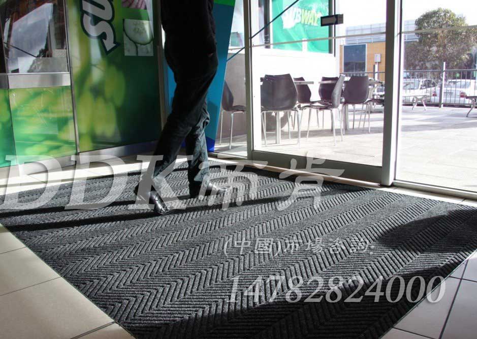 DDK-ST5300高級輪胎紋，三合一防塵地墊,三合一防塵墊,三合一除塵墊,入口防塵地墊,刮泥除塵地墊,吸塵地毯,吸水吸塵地墊,門廳除塵地墊,門口地墊,門廳腳墊,門廳地墊,門前毯,門前地墊,門前墊,門口防滑地墊,防塵地墊,門口防塵地墊,門口防塵地毯,防塵門墊,防塵防污地墊,防塵防滑地墊,防滑除塵地墊,除塵地墊,除塵地毯,除塵地膠,除塵墊,除塵腳墊,除塵門墊,防塵墊,防塵地膠墊,防塵地毯,門口除塵地墊,門口地毯,門口腳墊,門墊地墊,門墊地毯，防塵吸水地墊卷裝2米寬幅出入口強力防塵墊深灰色