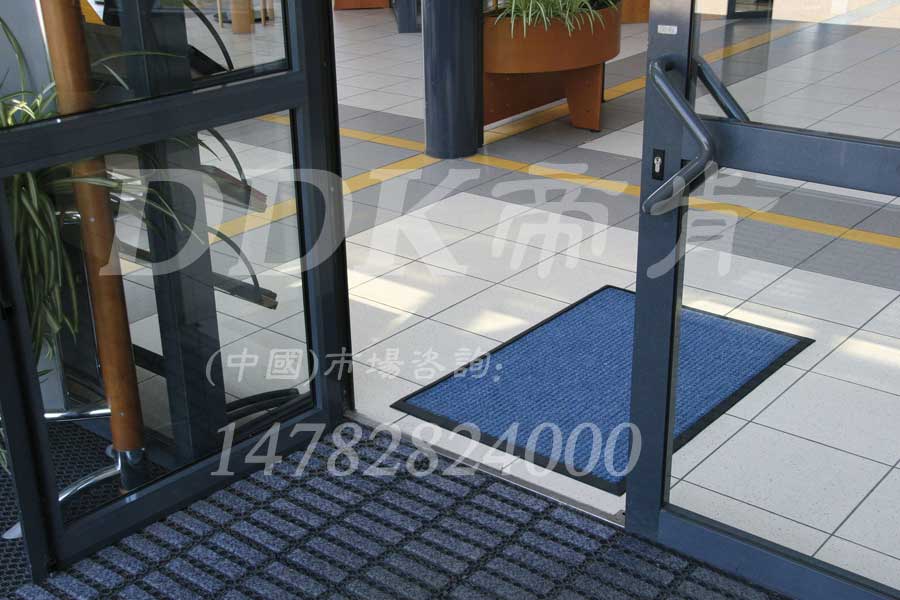 辦公樓進門雙條紋腳墊商場進門口防塵墊防滑毛地毯藍色，刮泥門墊,刮泥除塵地墊,刮泥地毯,刮泥地墊,吸水門墊,大門腳墊,嵌入式門墊,廣告門墊,模塊拼接式門墊,橡膠門墊,腳墊門墊,自動門地墊,進門地墊,進門腳墊,門前地墊,門前墊,門前毯,門前腳墊,門廳地墊,門廳地毯,門廳腳墊,門廳除塵地墊,門口地墊,門口地毯,門口防滑墊,門口除塵地墊,門口地面除塵刷,門墊,門口防塵墊,門口防塵地毯,門口腳踏墊,門墊地墊,門墊地毯,防塵門墊,防滑門墊,除塵門墊,除塵腳墊,除塵墊,除塵地膠,除塵地毯,除塵地墊,防塵地墊,防塵地毯,防塵地膠墊,防塵墊