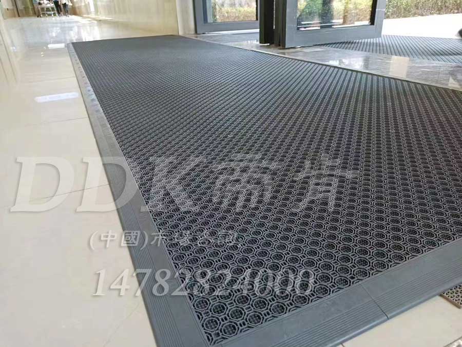 模塊刮砂出入口地毯 防滑防雨疏水PVC地墊20*20cm/塊 室外漏孔塑料橡膠墊，三合一模塊地墊,三合一門墊,三合一防塵地墊,三合一防滑墊,三合一除塵墊,三合一地架,三合一門口毯,三合一防塵墊,模塊地墊,模塊地板,模塊拼接式門墊,組合式地墊,pvc拼接式除塵墊,入口防塵地墊,刮泥除塵地墊,吸塵地毯,門口防塵墊,門廳除塵地墊,門口防塵地墊,防塵門墊,門墊地墊,門墊地毯,防塵防污地墊,防塵防滑地墊,門口腳踏墊,門前腳墊,門廳腳墊,門前地墊,門前墊,門前毯,門廳地墊,門廳地毯,門口地墊,門口地毯,門口地面除塵刷,門口腳墊,門墊,防水地墊,防塵地墊,防塵地毯,防塵地膠墊,除塵地墊,除塵地膠,防滑除塵地墊,除塵墊,除塵地毯,除塵腳墊,除塵門墊,除雨雪地墊,除雪門墊,隔水地墊,隔水材料,隔水地板,pvc戶外地板,塑料戶外地板,室外地墊,室外地板膠,室外地毯,室外地板革,室外地膠,室外塑料地毯,室外防水地板,室外防滑地墊,室外防滑地毯,室外防滑墊,戶外地膠,戶外地磚,戶外塑膠地毯,戶外地墊,戶外地板,戶外地毯,戶外草坪地墊,多孔防滑地墊,帶孔防滑墊,網(wǎng)孔地墊,pp防滑墊,戶外網(wǎng)狀橡膠墊,網(wǎng)格地墊,網(wǎng)格防滑墊,網(wǎng)狀防滑墊,網(wǎng)球場地板,網(wǎng)眼防滑,耐磨抗壓防滑膠墊,耐磨塑料草坪毯,綠草地墊,草坪門墊,草坪地毯,疏水地墊,疏水地席,疏水地毯,疏水地膠,疏水墊,疏水性材料,漏水防滑墊,漏水地墊,漏水橡膠墊,洗手間防滑墊,洗手間地墊,洗手間防滑地毯,洗澡間防滑墊,衛(wèi)生間防滑墊,衛(wèi)生間防水地墊,衛(wèi)生間防水墊,衛(wèi)生間防滑地墊,衛(wèi)生間防滑地毯